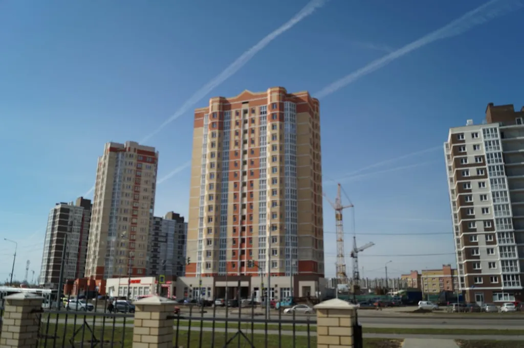 Уютная квартира в стиле лофт с комфортной кроватью и угловым диваном