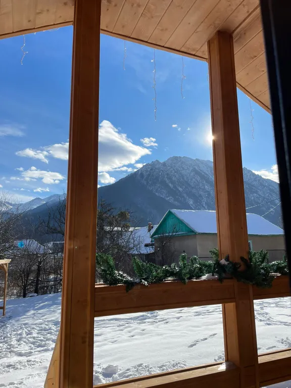 Барнхаус с видом из панорамных окон на красивый пейзаж Домбайских гор