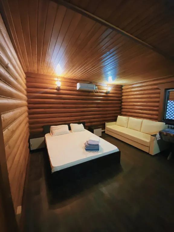 Дом в сосновом бору на берегу реки