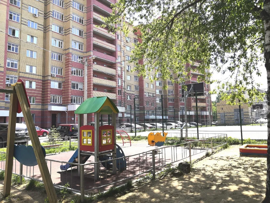 Напротив ледового дворца на набережной в элитном доме