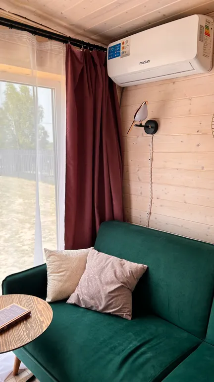 Стильный Красный дом у реки