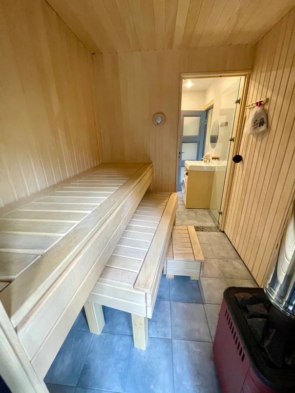 Домик в диком лесу на берегу реки