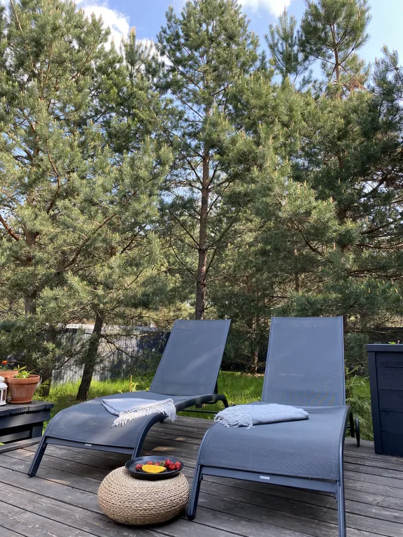 Скандинавский дом с ванной внутри и видом на лес