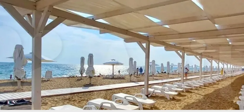 Деревянный сруб на Западном побережье Крыма