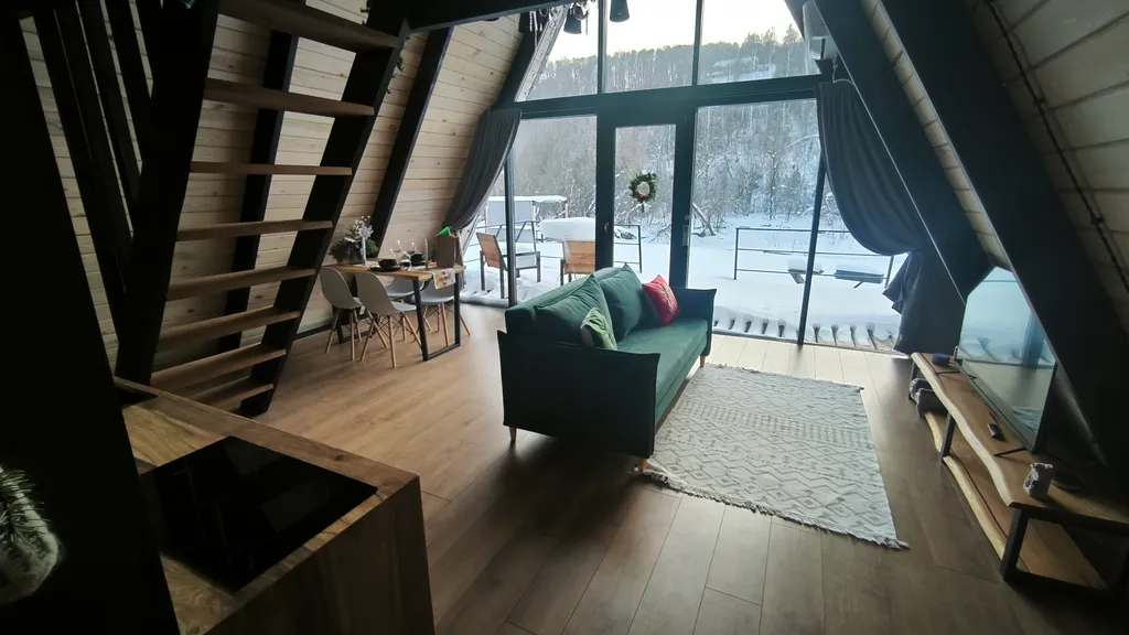 Двухэтажный а-фрейм с панорамным остеклением и террасой