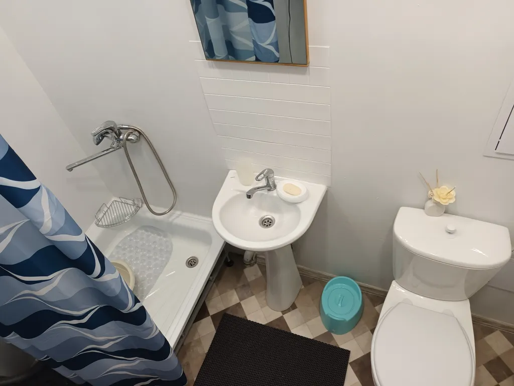 Зелёный дом на Набережной вблизи Кремля