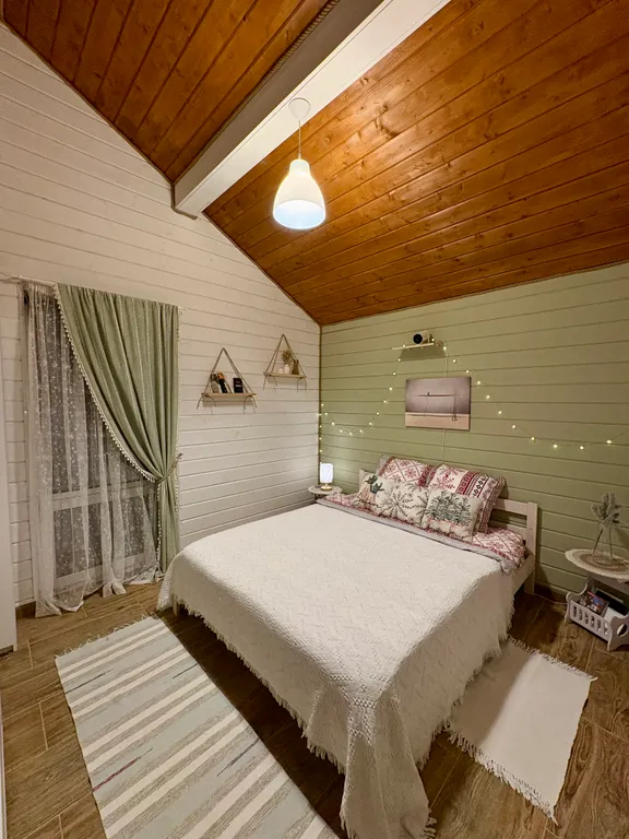 Уютный домик у лесного озера