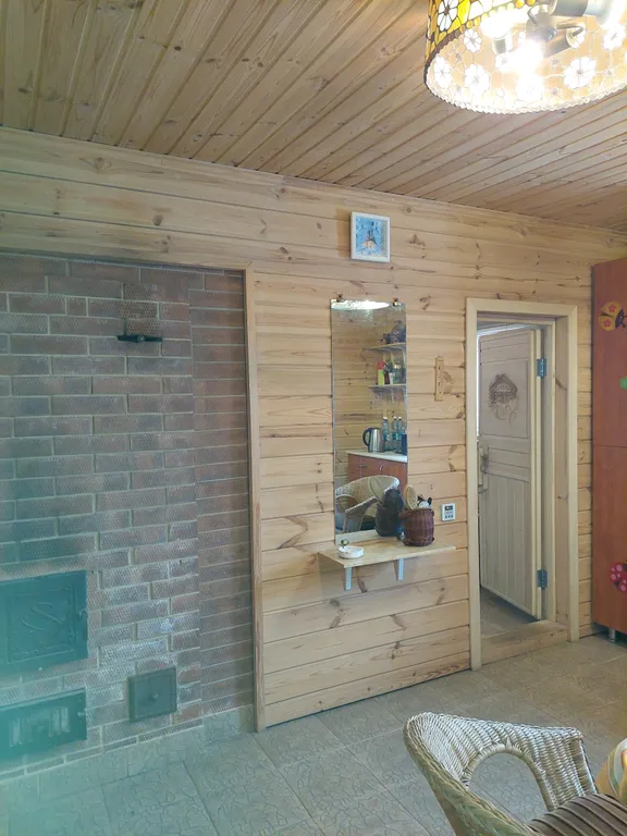 Уютный дом на берегу реки