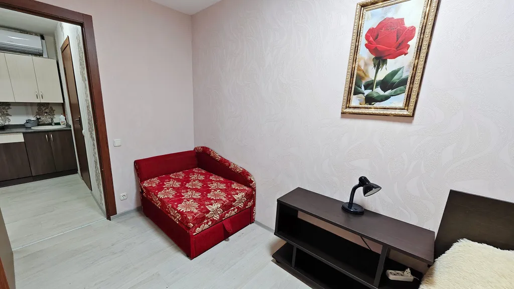 Малиновые апартаменты улучшенные с 2 спальнями, кухней, ванной комнато