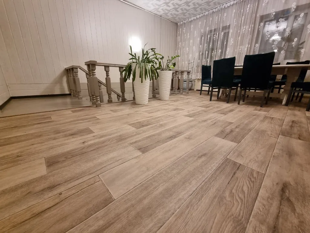 Коттедж у пруда в окружении леса