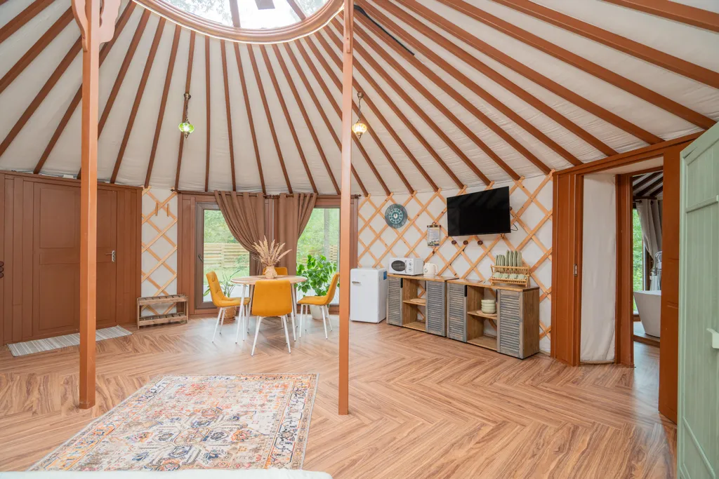 Глэмпинг в лесу