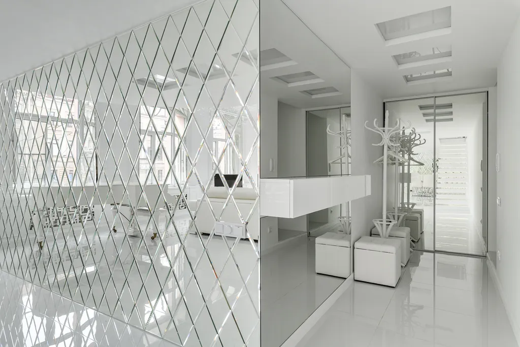 Белые двухъярусные апартаменты с балконом и видом на Невский проспект