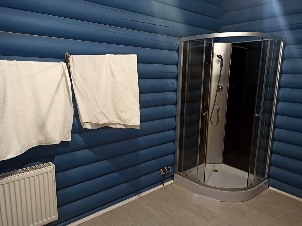 Уютный бревенчатый дом Life veranda на берегу пруда с баней на дровах