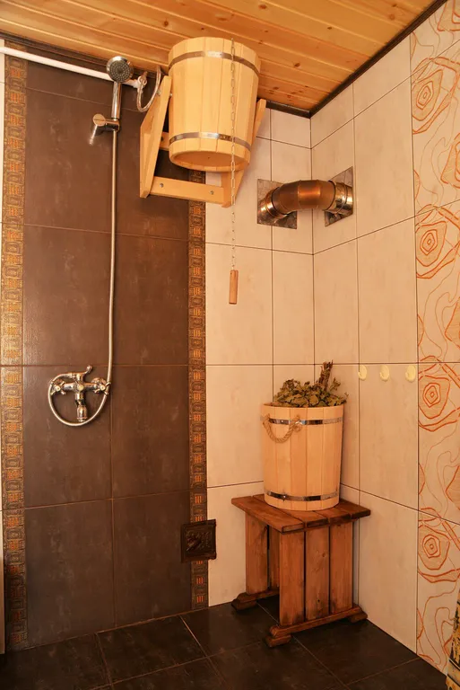 Уютный гостевой дом из бревна с видом на сад