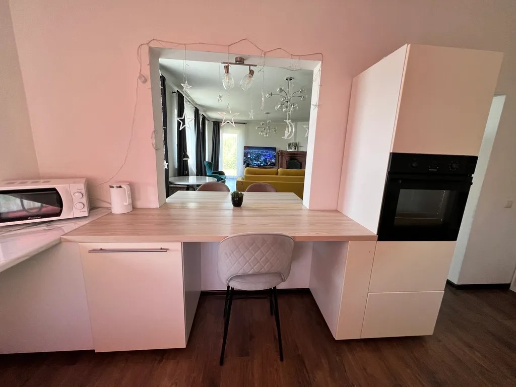 Большой коттедж с камином на просторном участке по Новой Риге