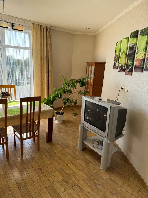 Большая 3-комнатная квартира в самом центре на площади