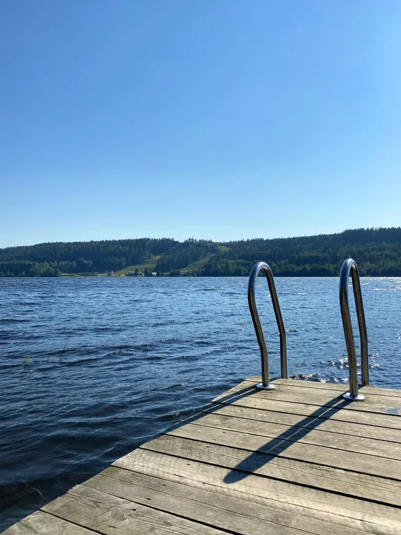 Коттедж Коттедж на берегу озера с видом на горнолыжный курорт и сауной внутри — Заозерный