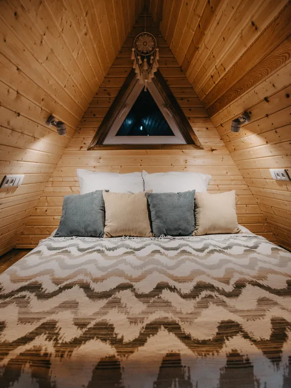 Дом A-frame у подножья горы