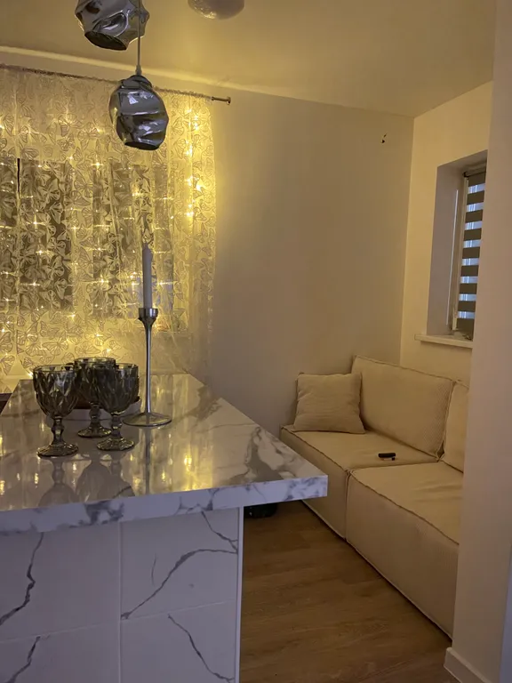 Дом рядом с лесом и прудом