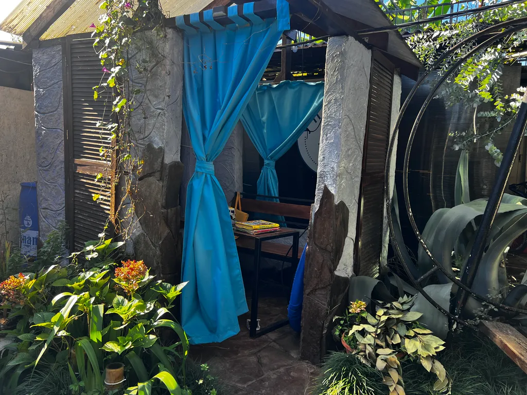 Трехместный номер с двухспальной кроватью и односпальным диваном