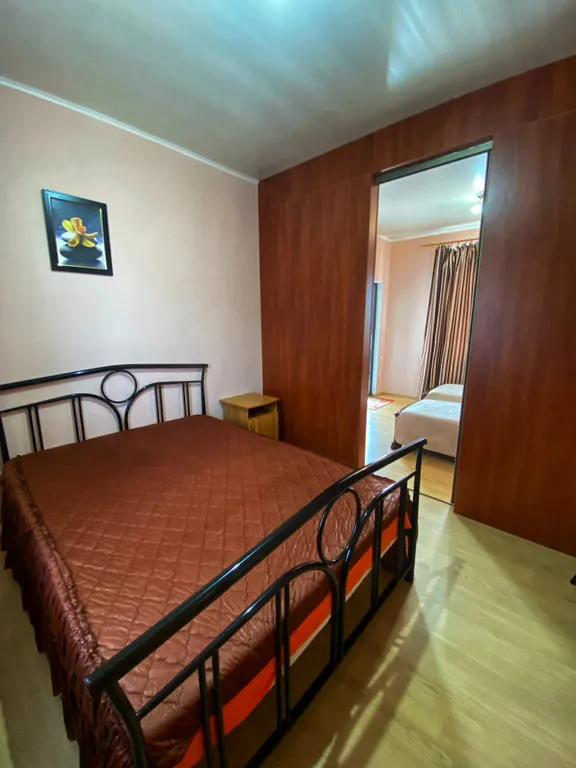 Квартира Четырехместный номер на 2-ом этаже с раздельными зонами — аренда посуточно в Голубицкая