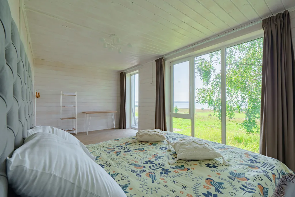 Дом с панорамным видом на озеро, большой