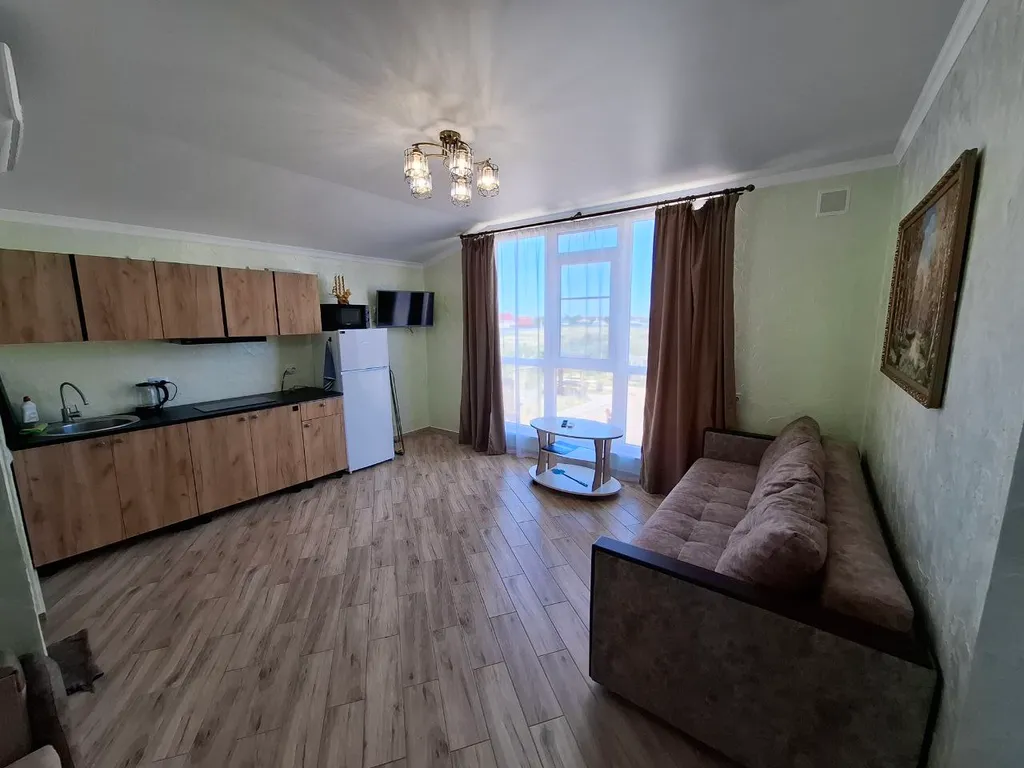 Домик у пруда рядом с Азовским морем