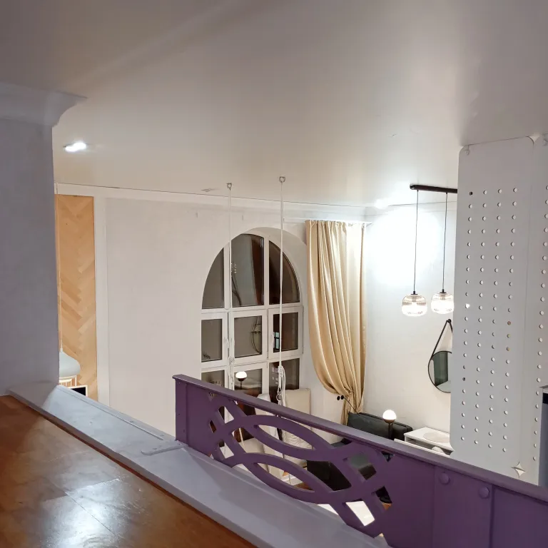 Уютная студия с высокими потолками