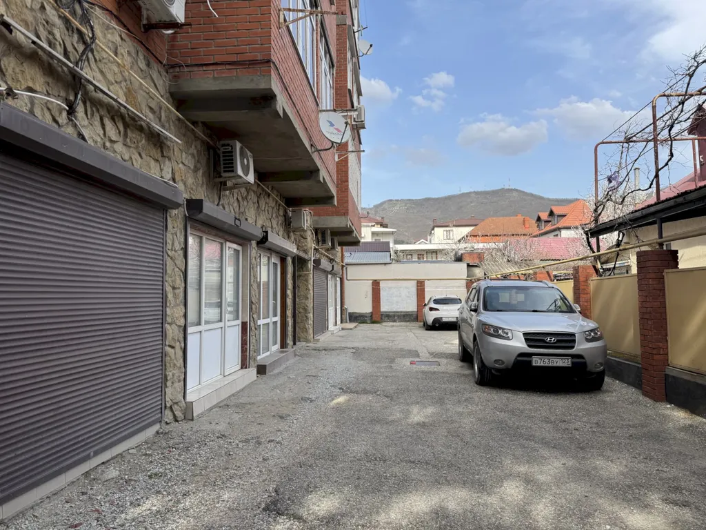 Квартира Четырёхкомнатная квартира в центре с балконом – 7 минут до моря — Геленджик