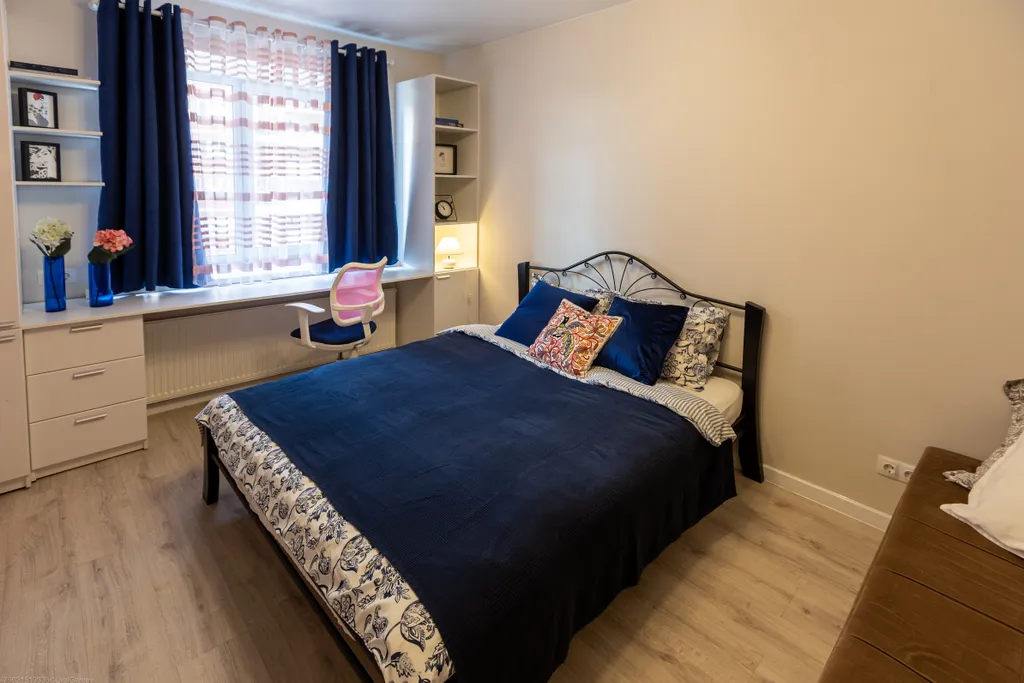 Три комнаты и два балкона в районе дендрария