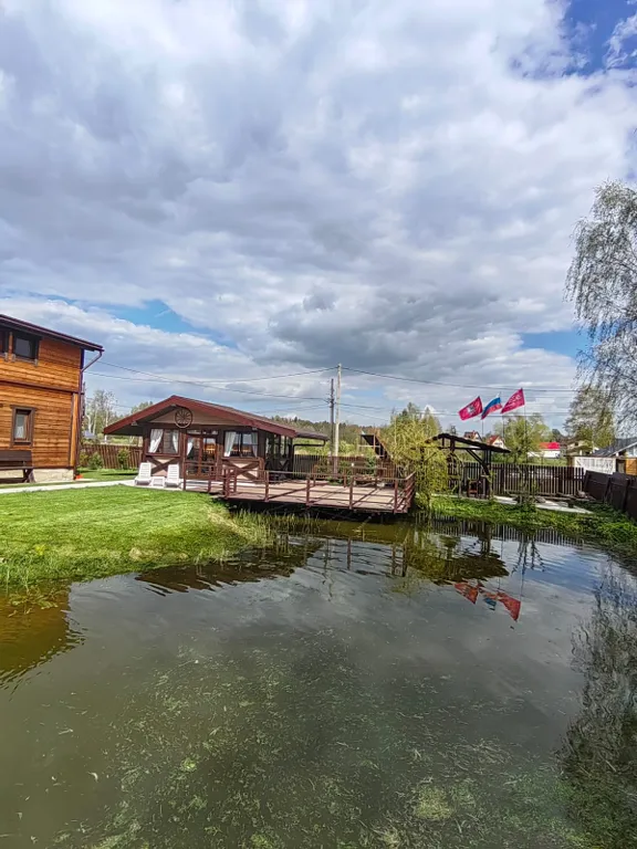 Красивый дом с камином на берегу живописной реки