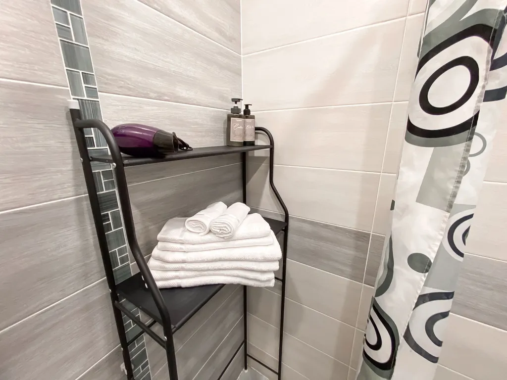 Студия с ёлочкой и балконом в центре города