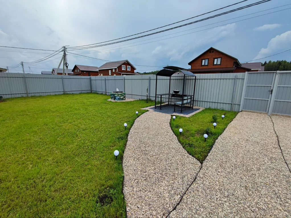 Новый стильный дом в окружении леса