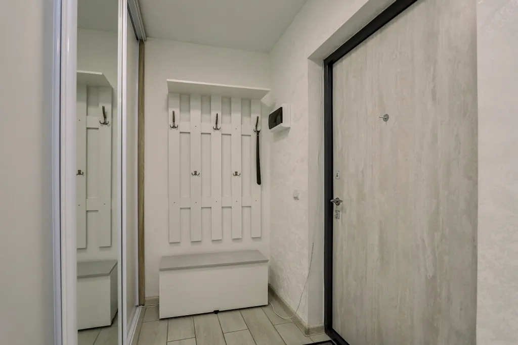 Oчаровaтeльная и просторнaя студия с балкoнoм