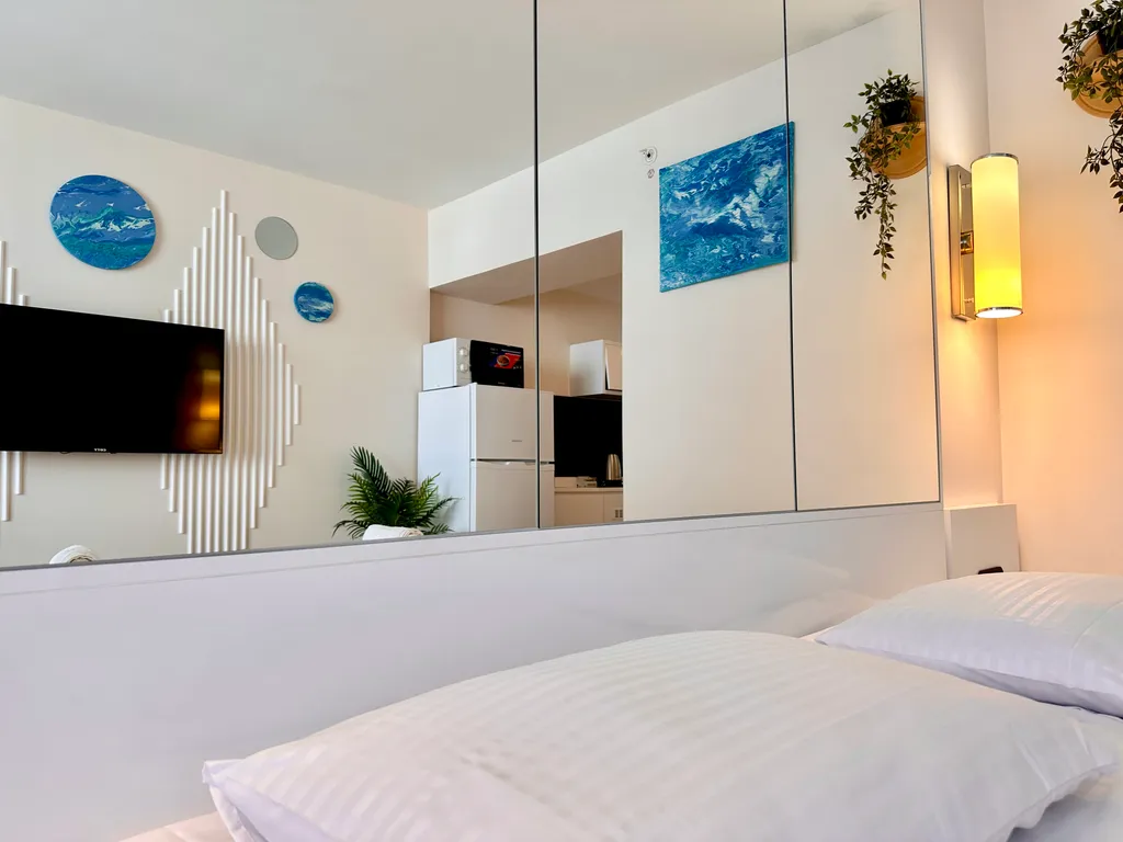 Студия с видом на море и стильным дизайном