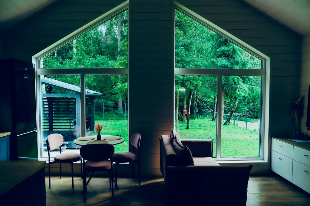 Дом в лесу у озера