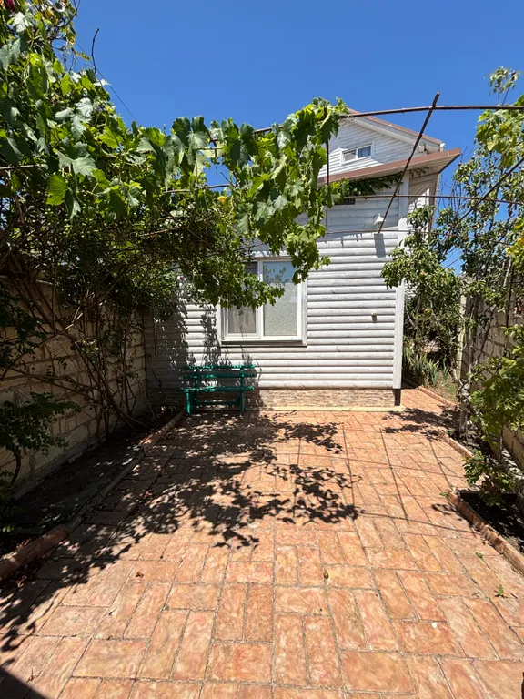 Уютный дом в эко стиле, в 150 метрах от моря и пляжа со своим двором