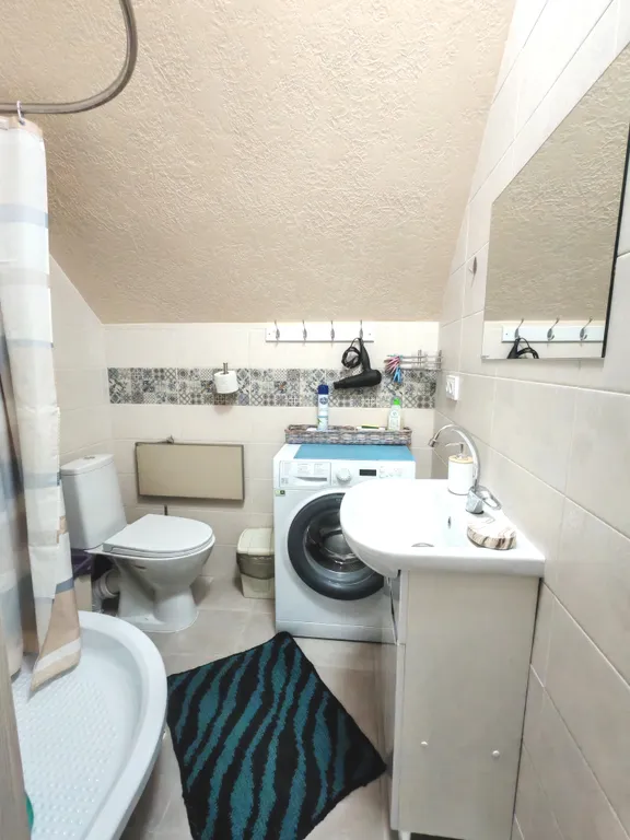 Уютная мансарда дома у озера