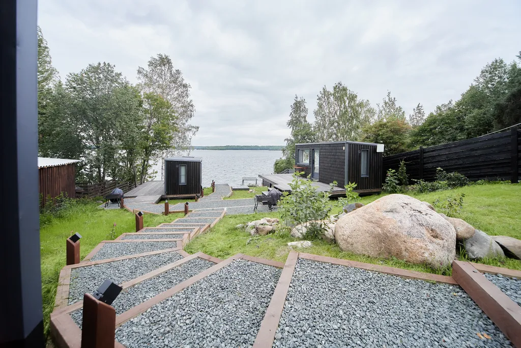 Домик на 2 с панорамным окном прямо на берегу озера