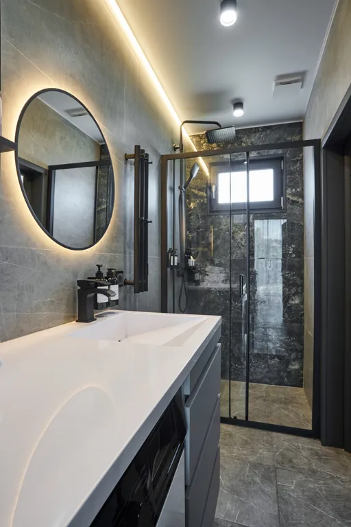 Просторный дом с сауной и камином в окружении леса и реки