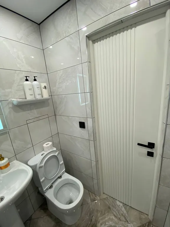 Чистая и современная квартира с видом на горы в центре города