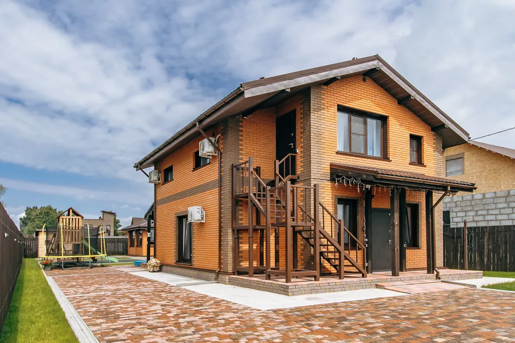 Коттедж двухэтажный с сауной, бассейном, детской площадкой