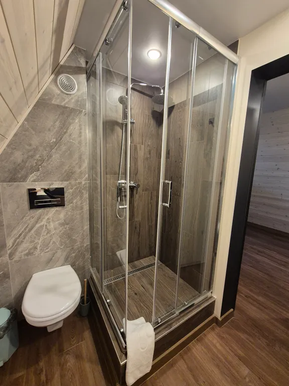 Уютный домик Серый A-Frame с террасой