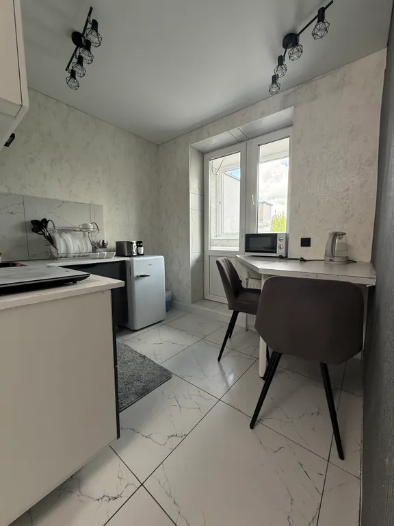 Новый дом в центре города. Елка и сервировка есть