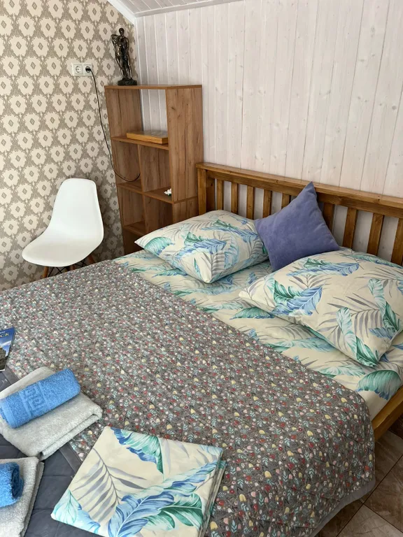 Уютная комната в доме с ванной комнатой