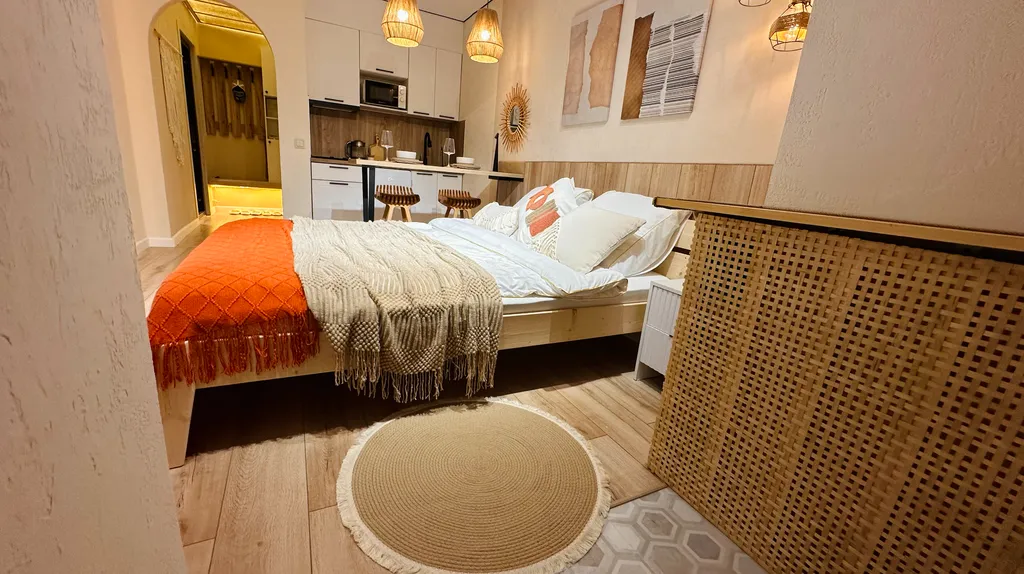 Студия с дизайнерским ремонтом в центре