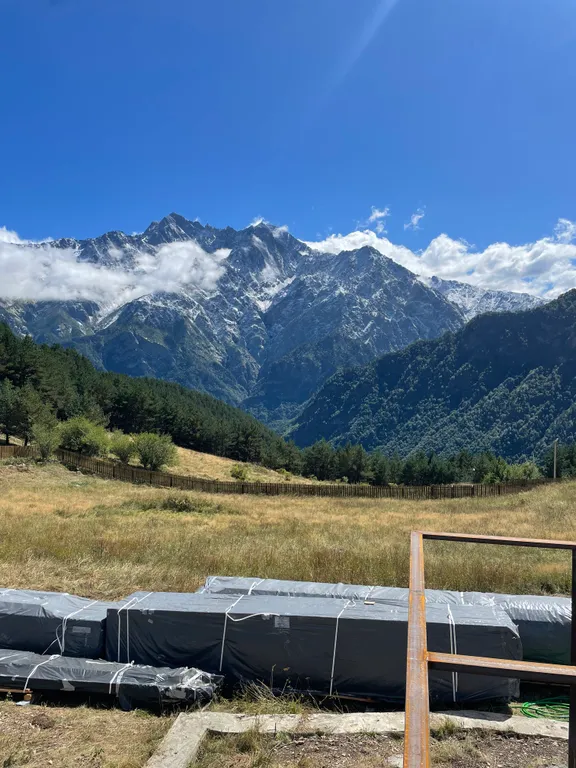 Цей коттеджи с видом на цейские горы