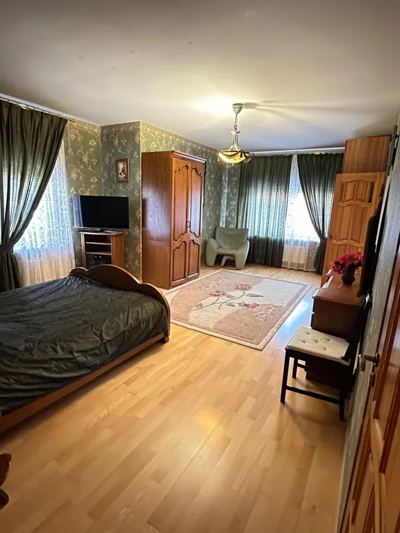 Дом с баней, бассейном и караоке