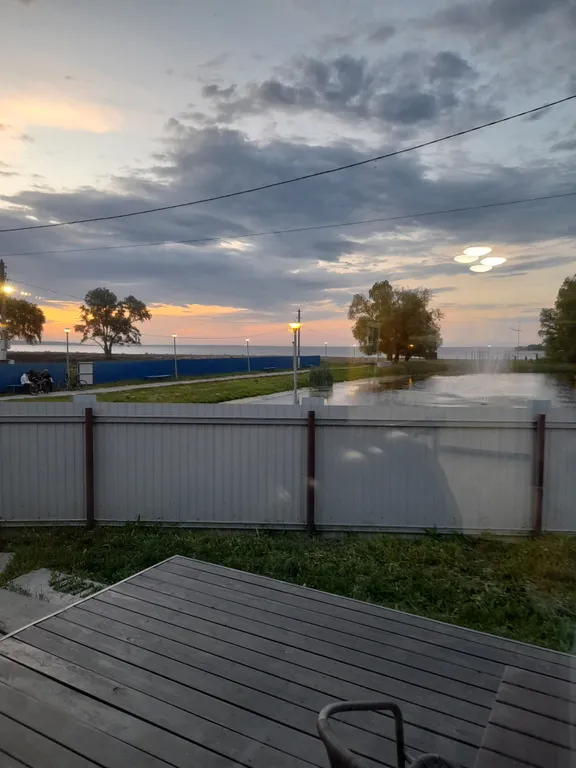Дом с баней и панорамными окнами на первой линии