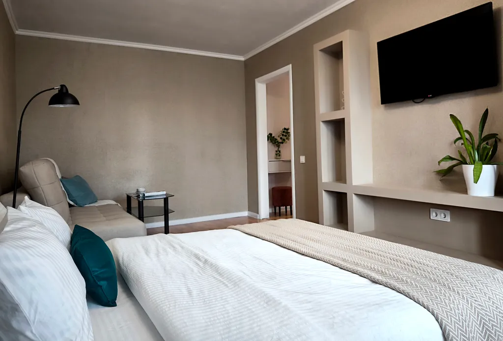 Солнечная двухкомнатная квартира с видом на город